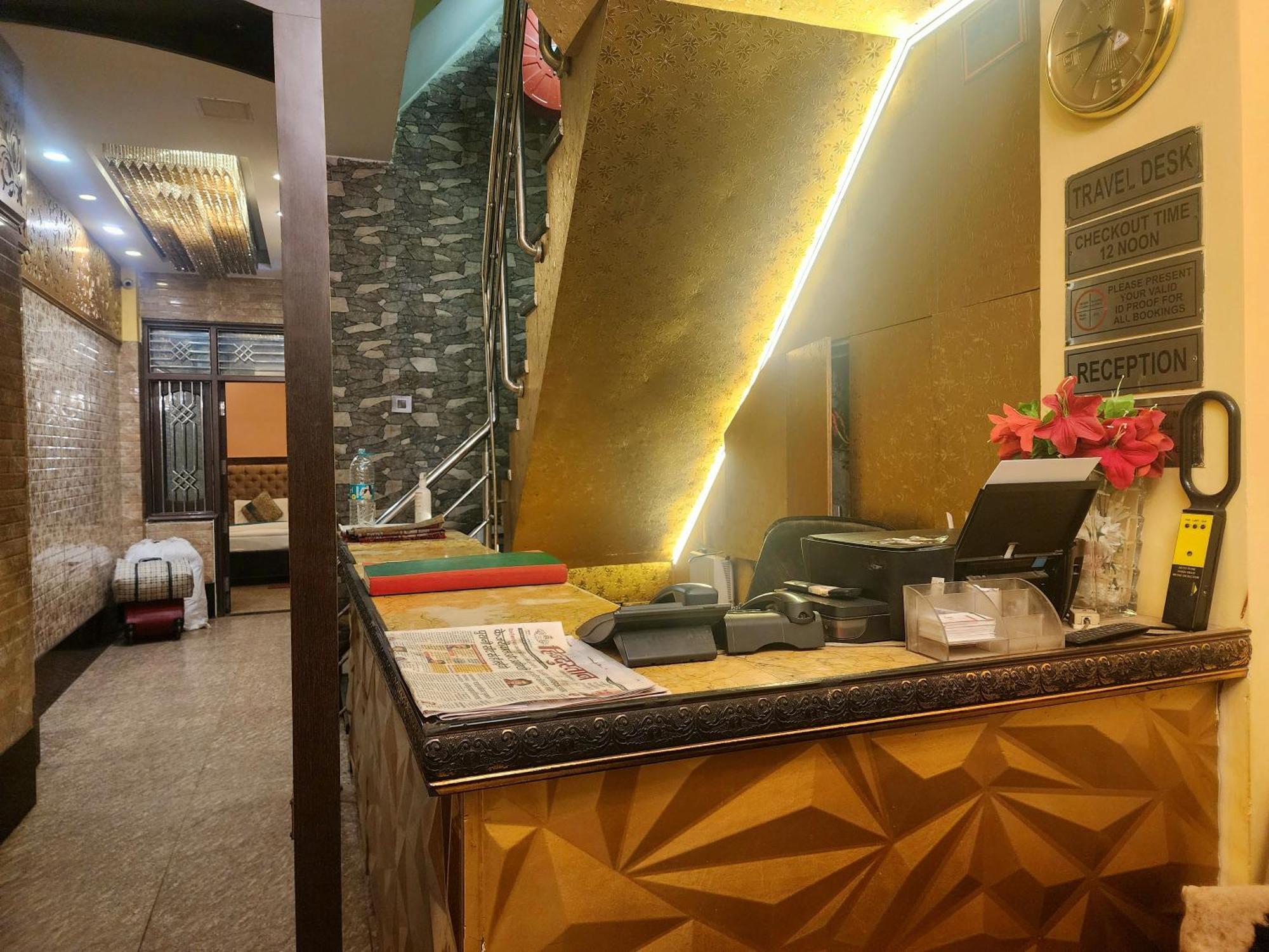 Hotel Sonic Palace Yeni Delhi Dış mekan fotoğraf