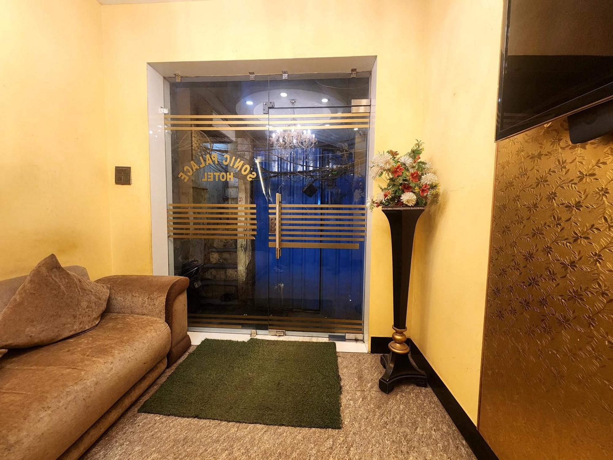 Hotel Sonic Palace Yeni Delhi Dış mekan fotoğraf
