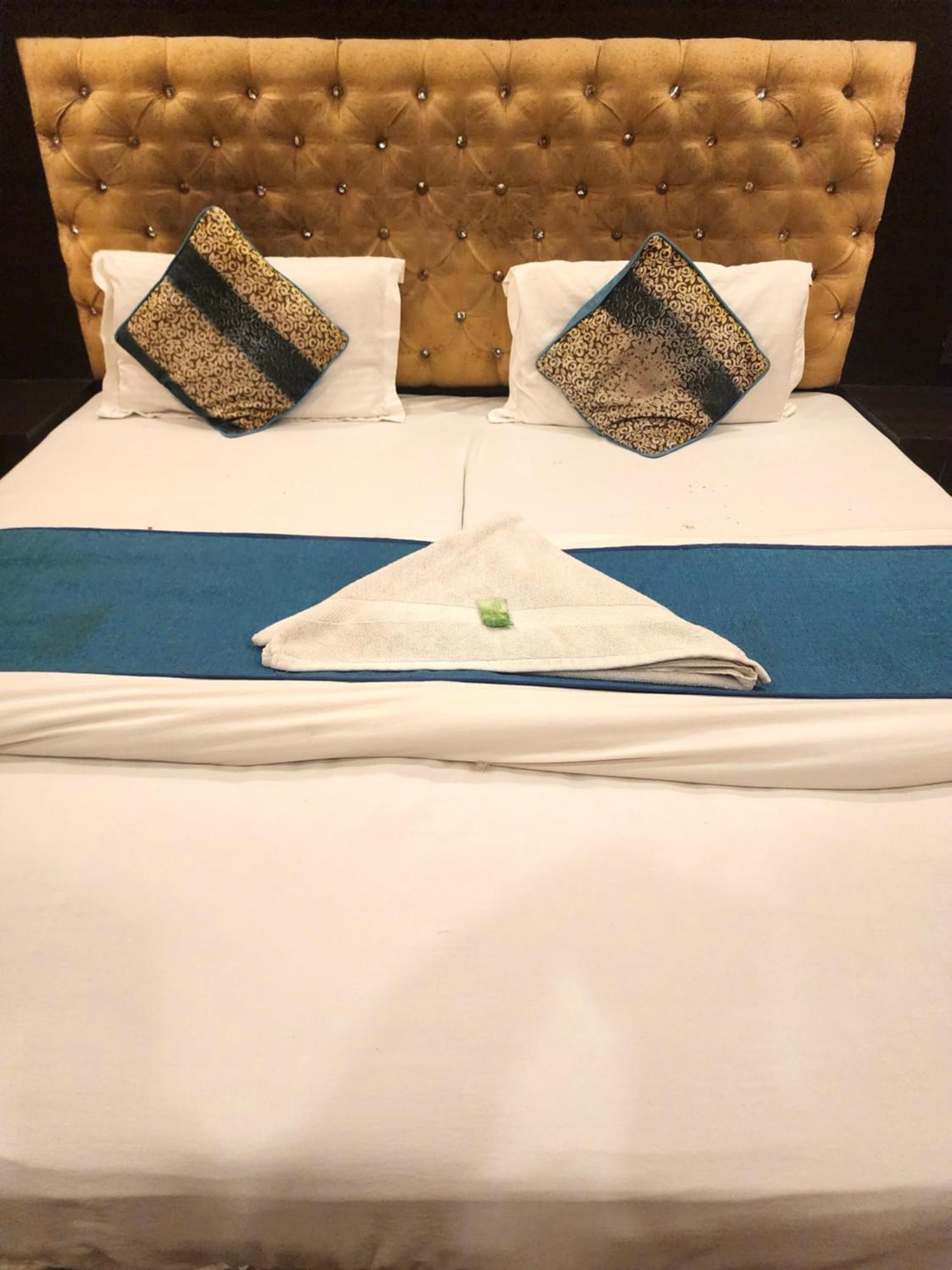 Hotel Sonic Palace Yeni Delhi Dış mekan fotoğraf
