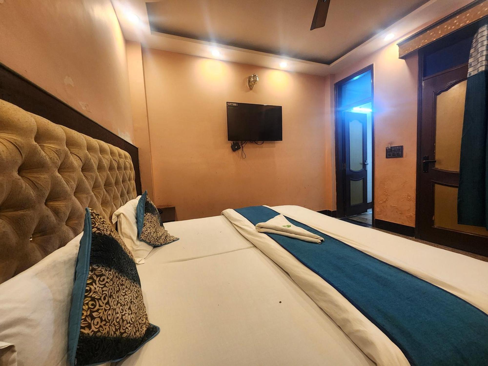 Hotel Sonic Palace Yeni Delhi Dış mekan fotoğraf
