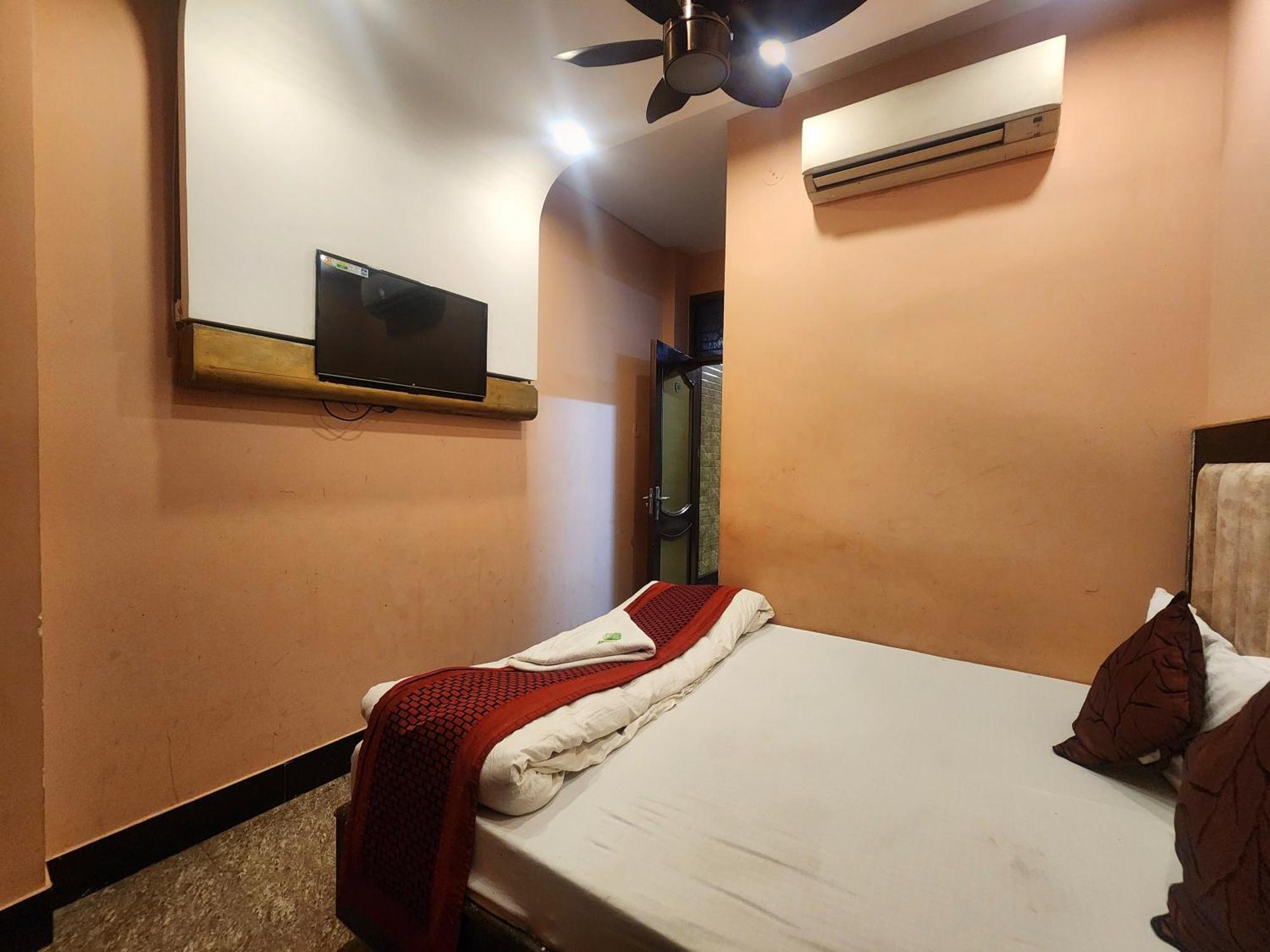 Hotel Sonic Palace Yeni Delhi Oda fotoğraf
