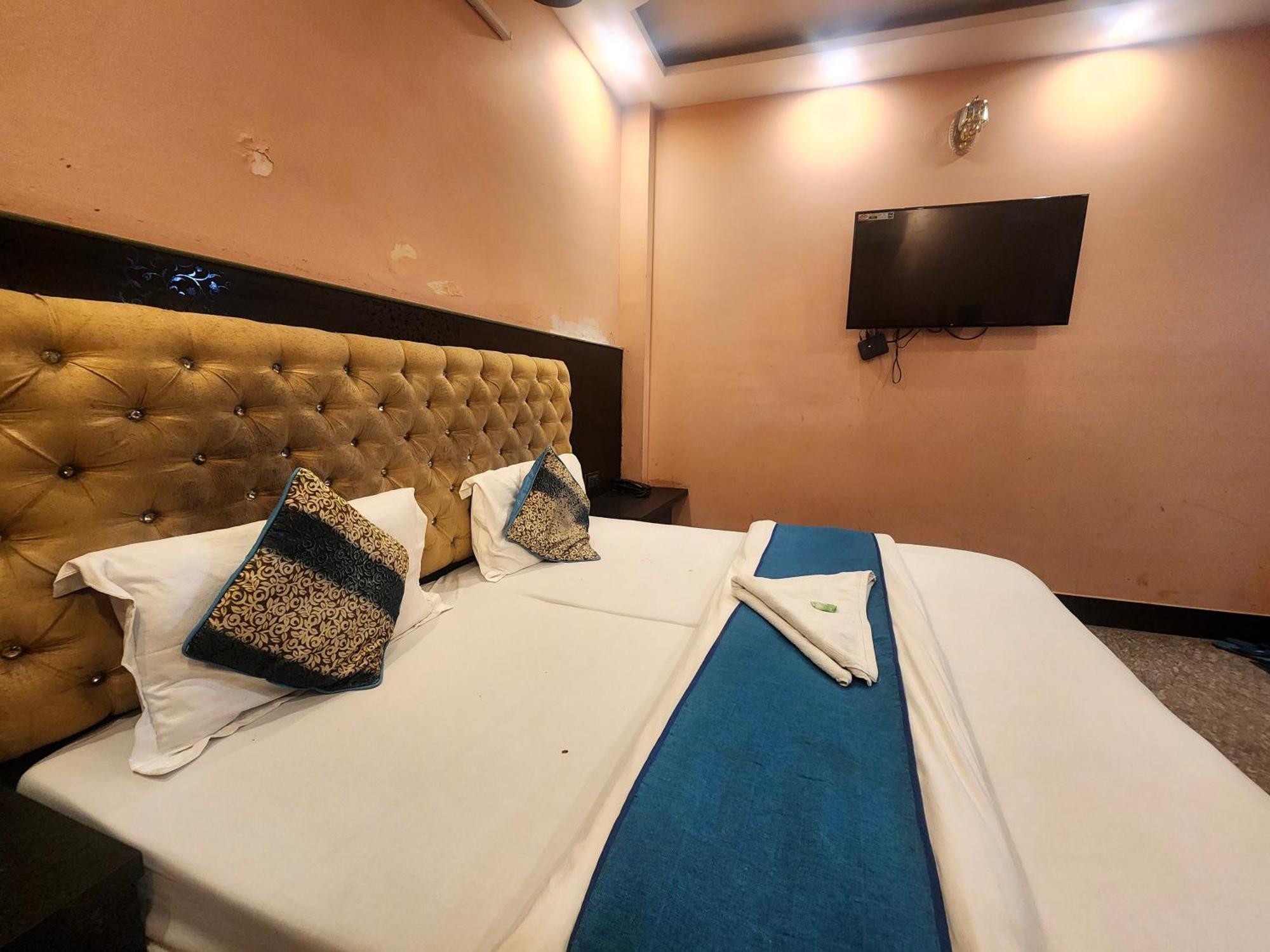 Hotel Sonic Palace Yeni Delhi Dış mekan fotoğraf