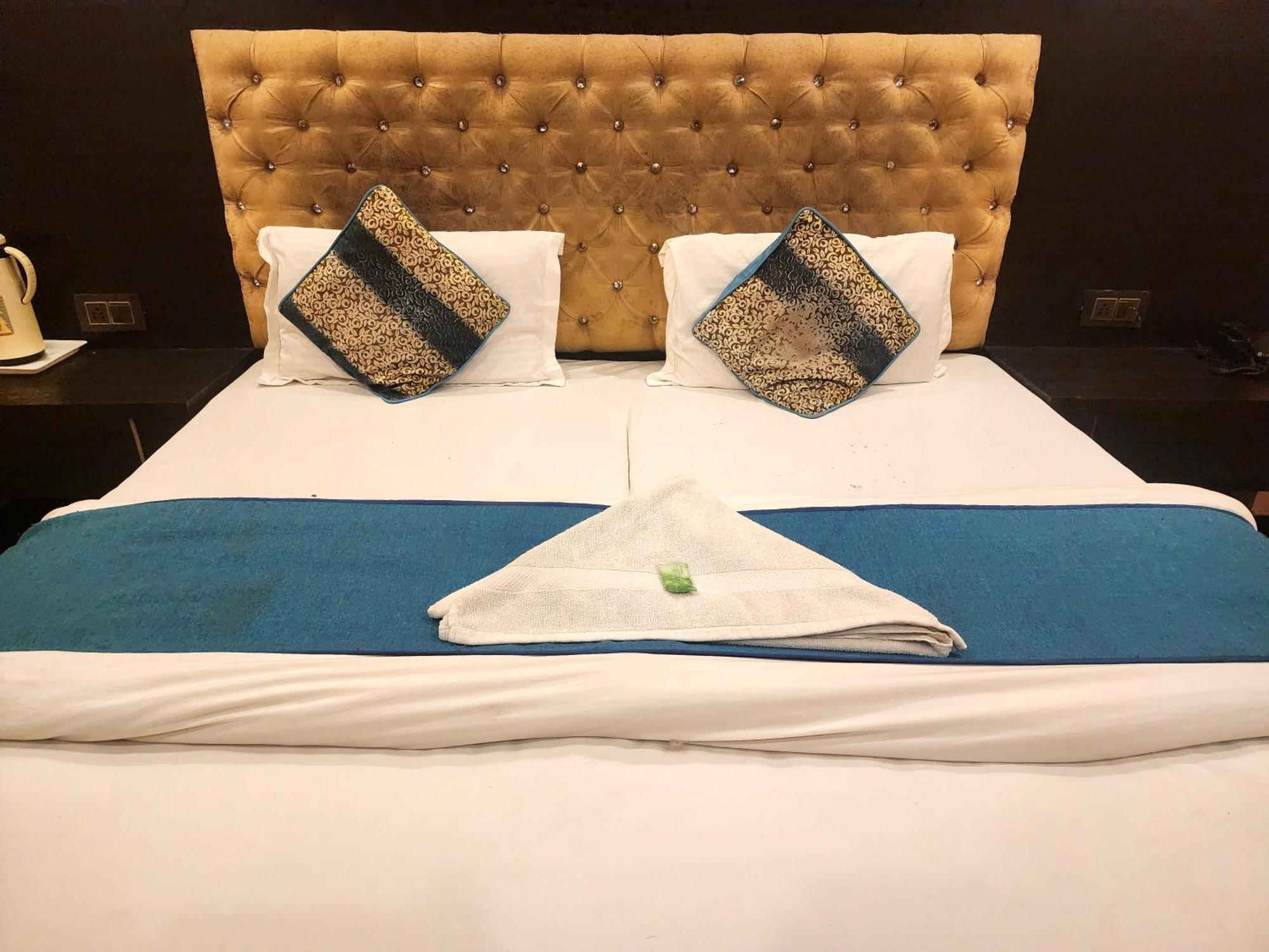 Hotel Sonic Palace Yeni Delhi Dış mekan fotoğraf