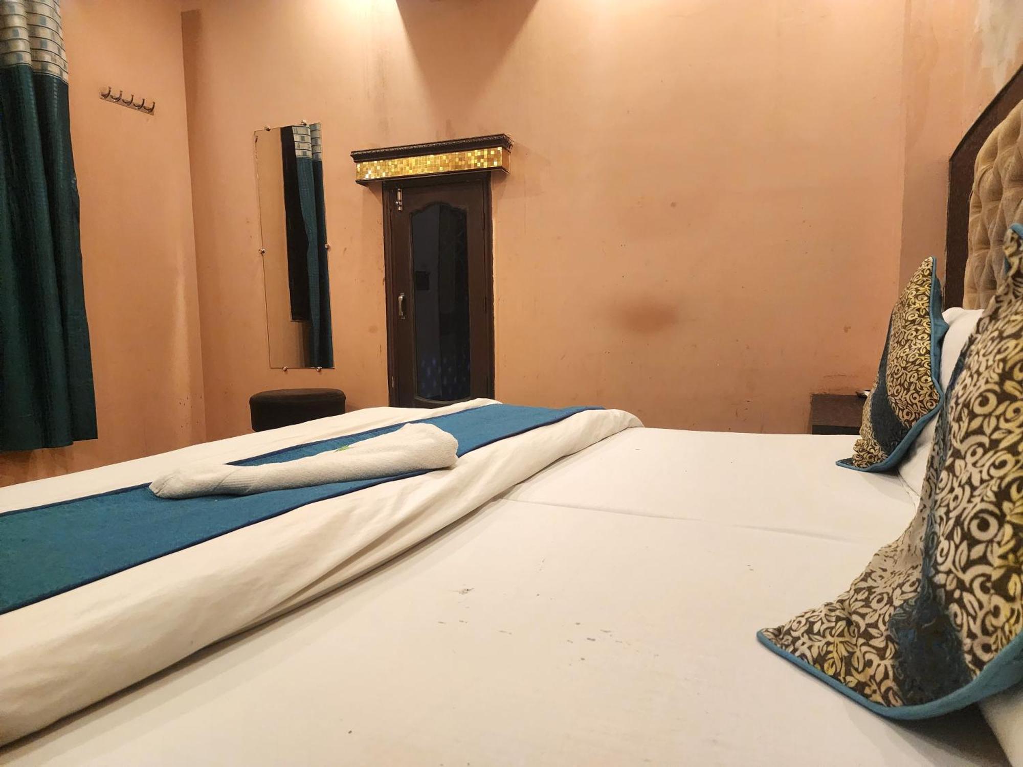 Hotel Sonic Palace Yeni Delhi Dış mekan fotoğraf