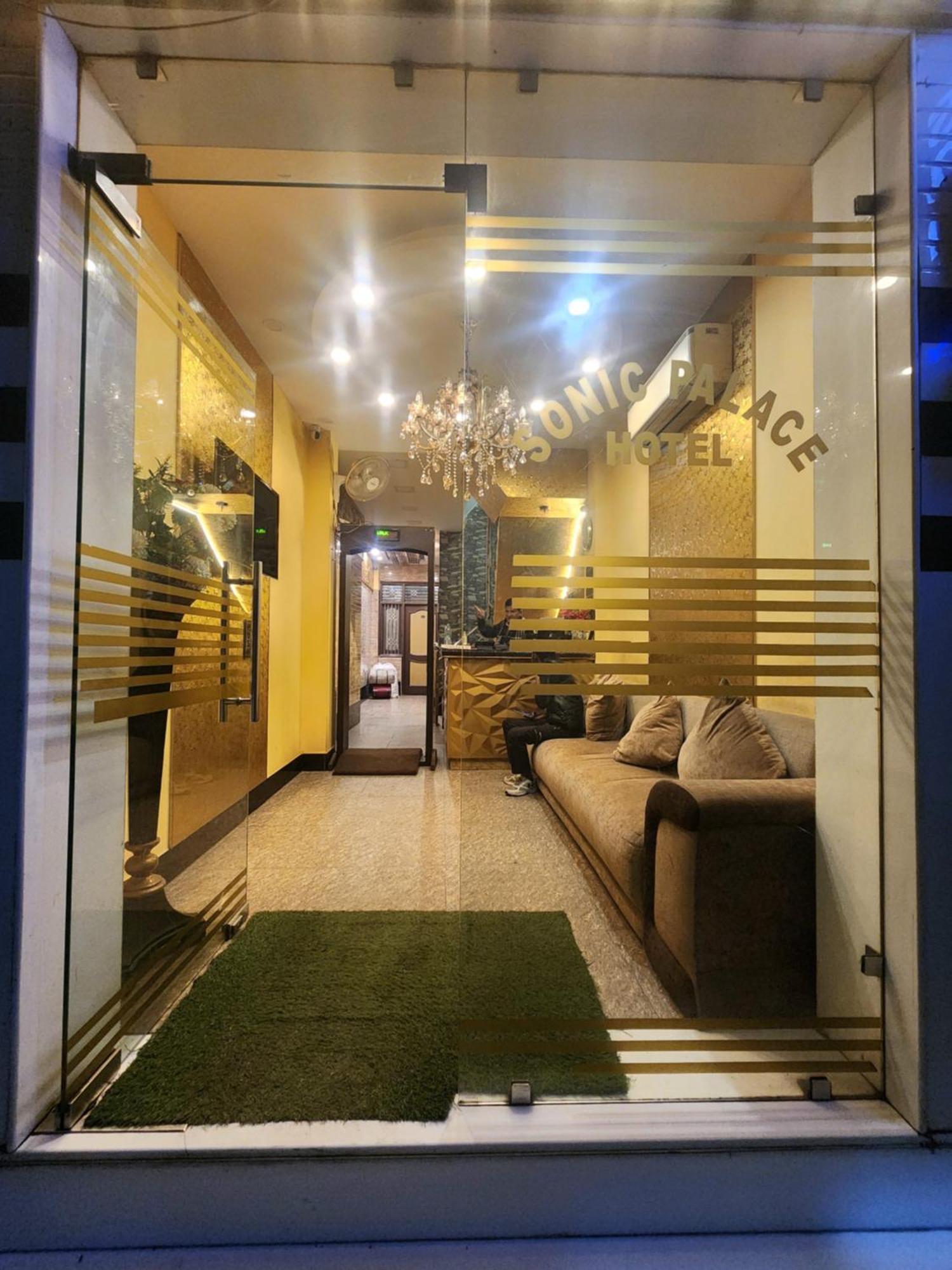 Hotel Sonic Palace Yeni Delhi Dış mekan fotoğraf