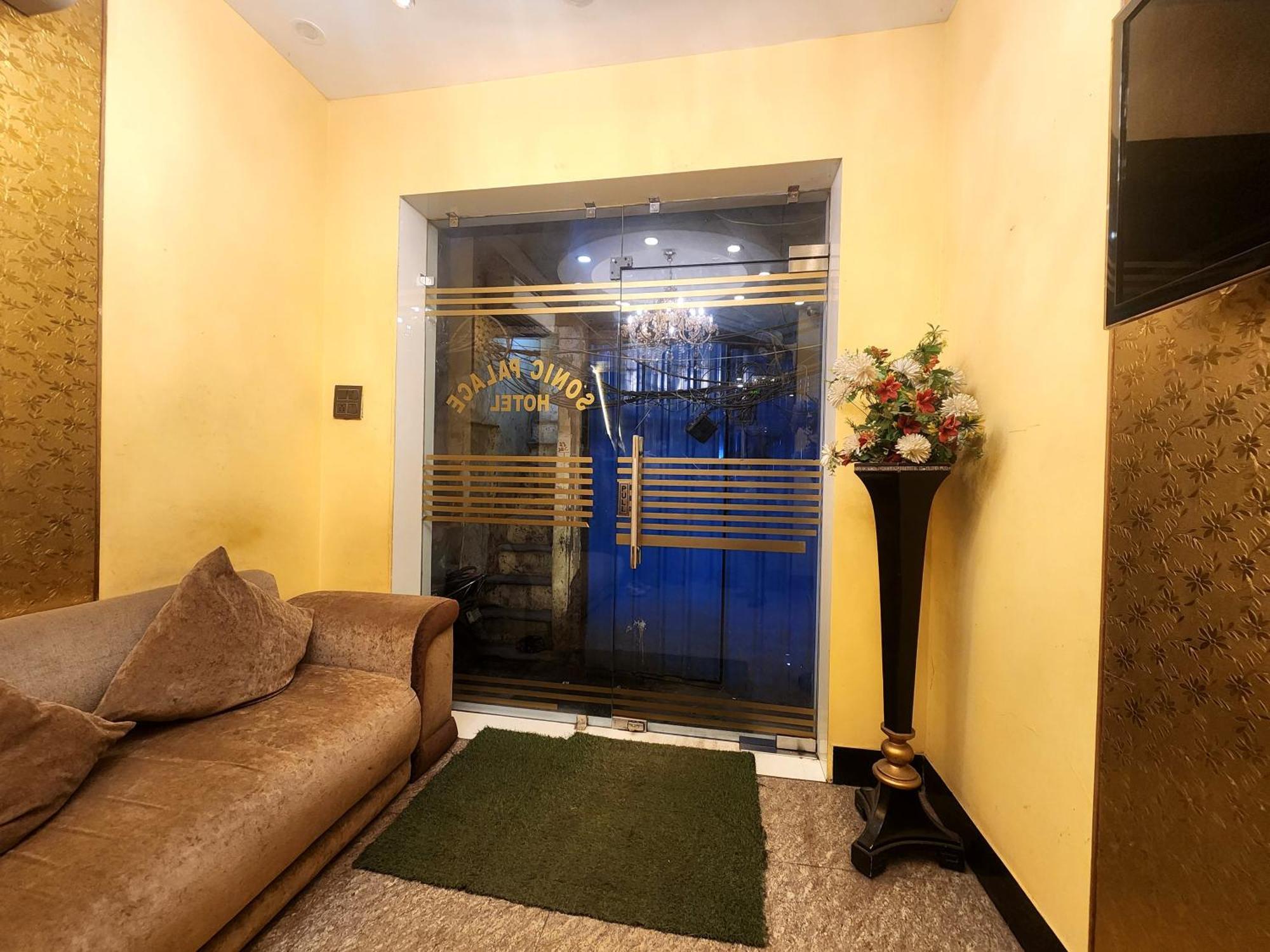 Hotel Sonic Palace Yeni Delhi Dış mekan fotoğraf