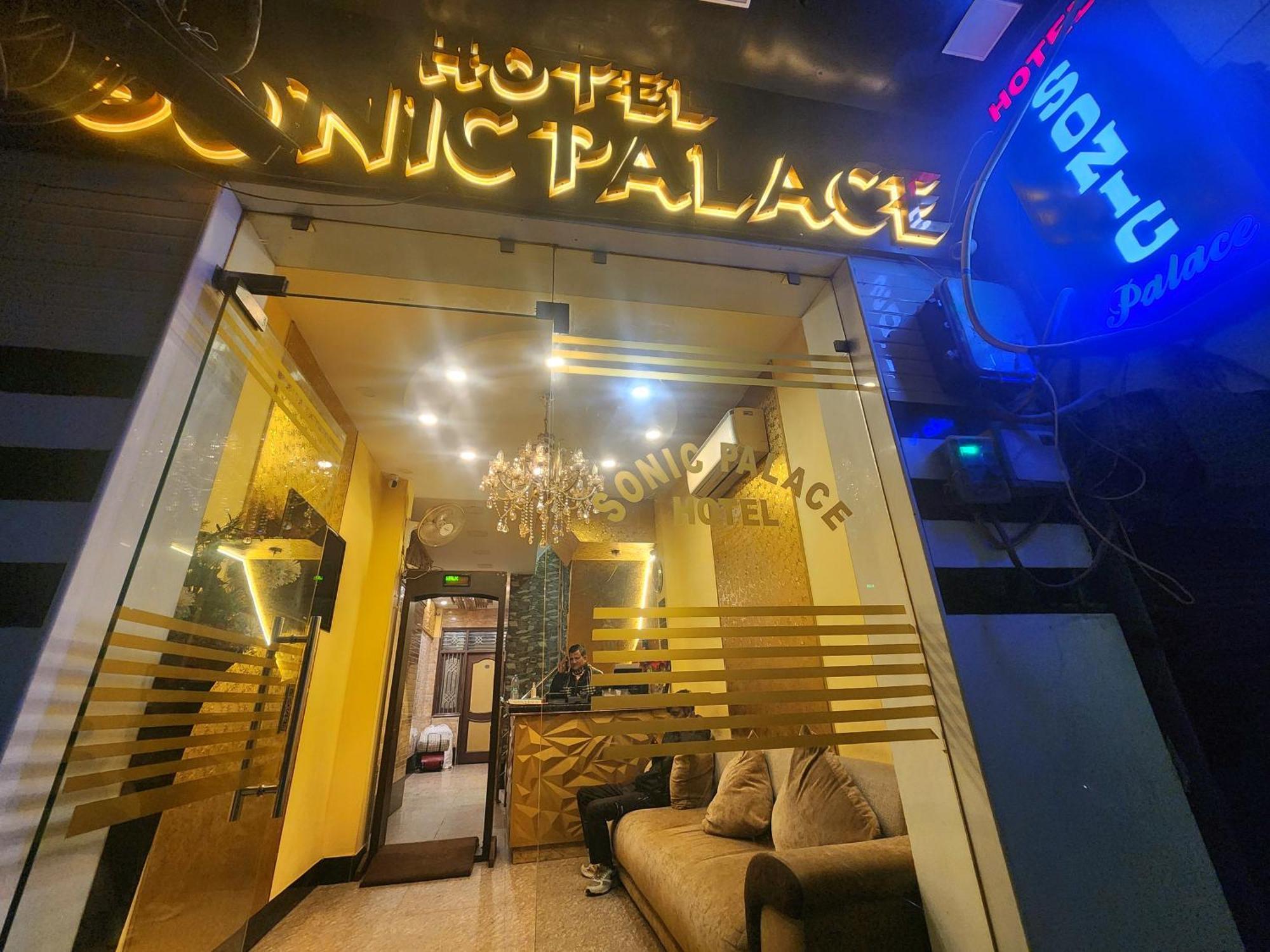 Hotel Sonic Palace Yeni Delhi Dış mekan fotoğraf
