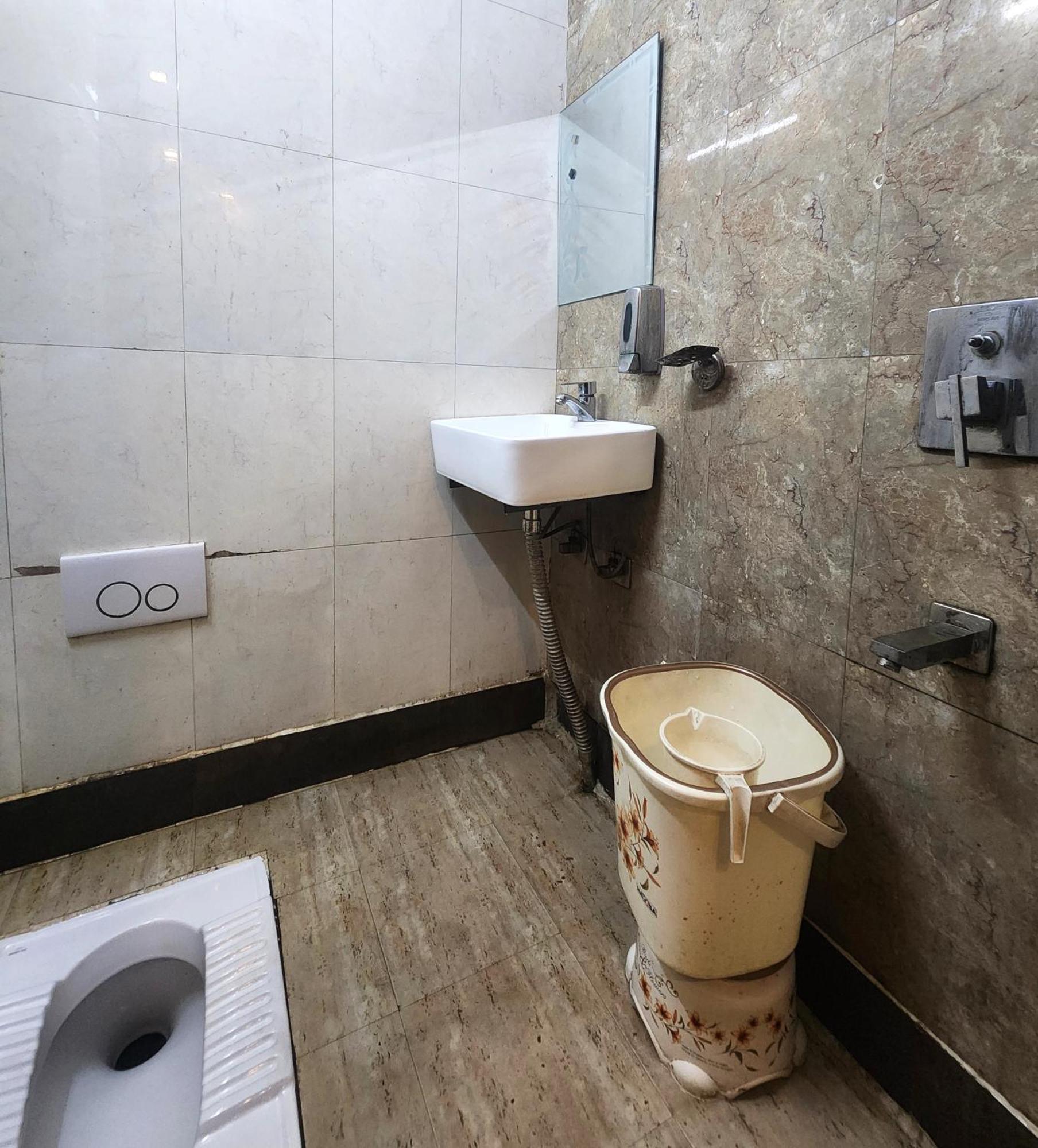 Hotel Sonic Palace Yeni Delhi Dış mekan fotoğraf