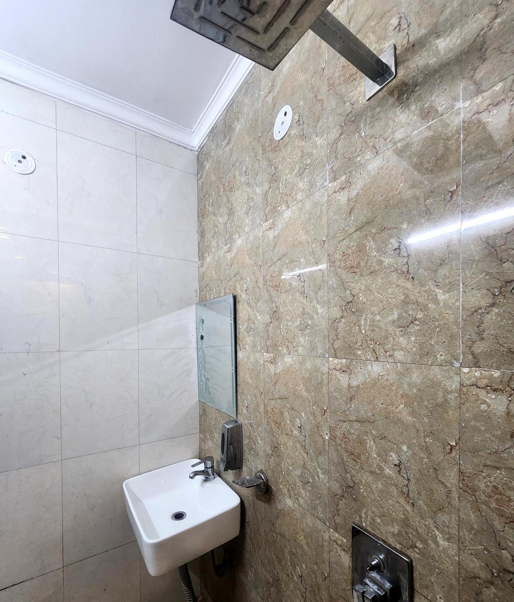 Hotel Sonic Palace Yeni Delhi Dış mekan fotoğraf